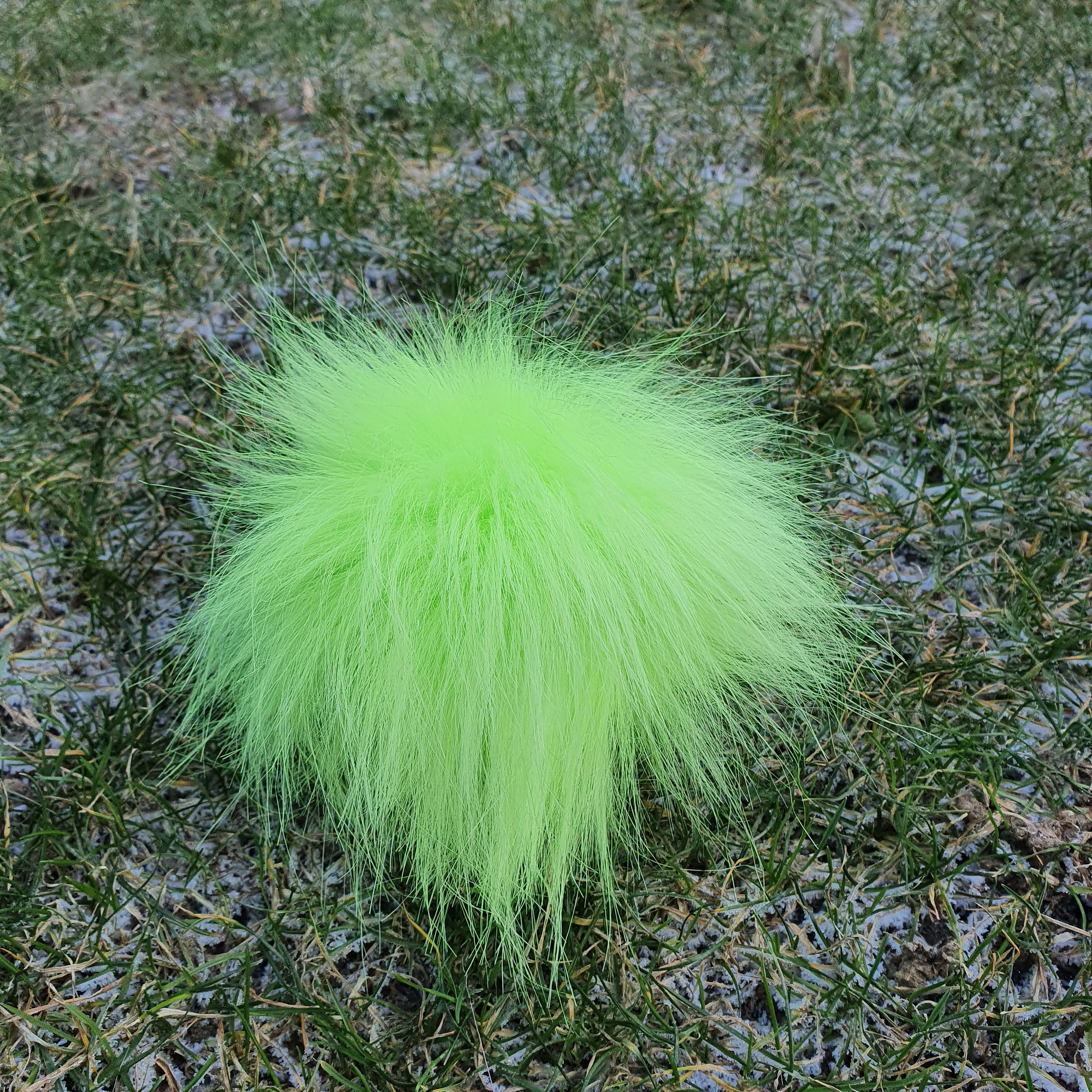 L Veľký cca 18 cm neon žltozelený brmbolec na čiapku z umelej kožušiny