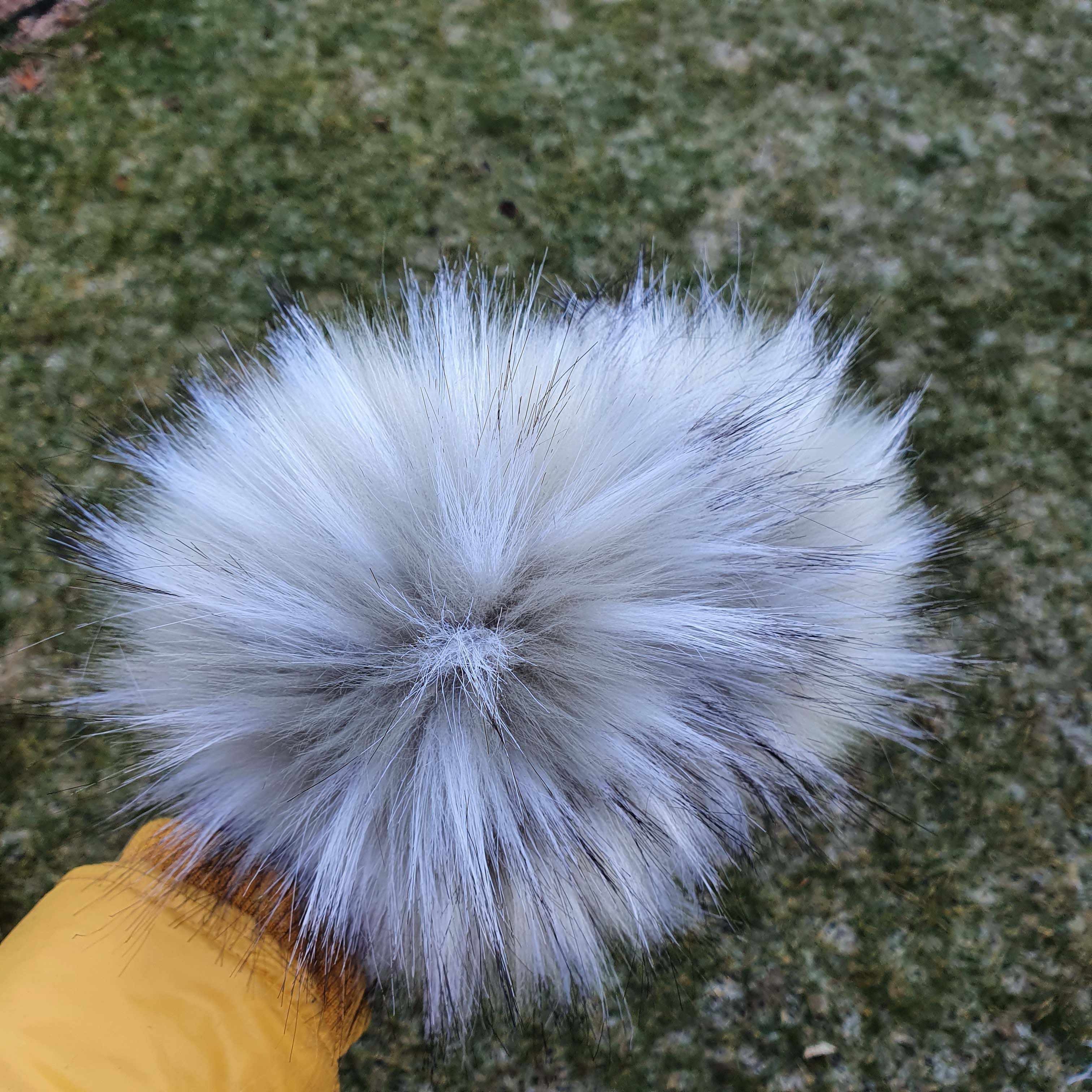 L Veľký cca 18 cm sivo bežovkový brmbolec s dlhým chlpom na čiapku z umelej kožušiny