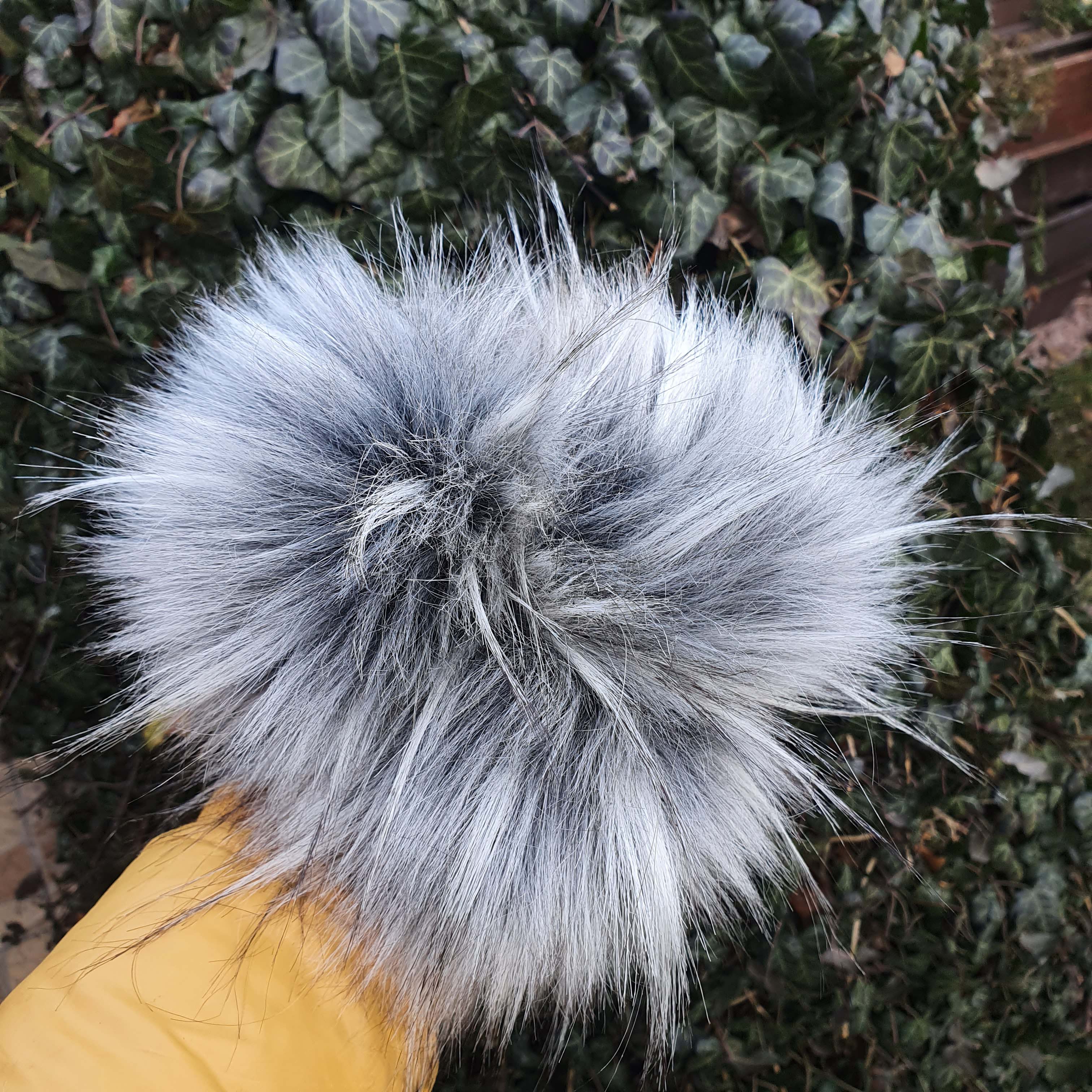 L Veľký cca 18 cm sivo sivý brmbolec na čiapku z umelej kožušiny