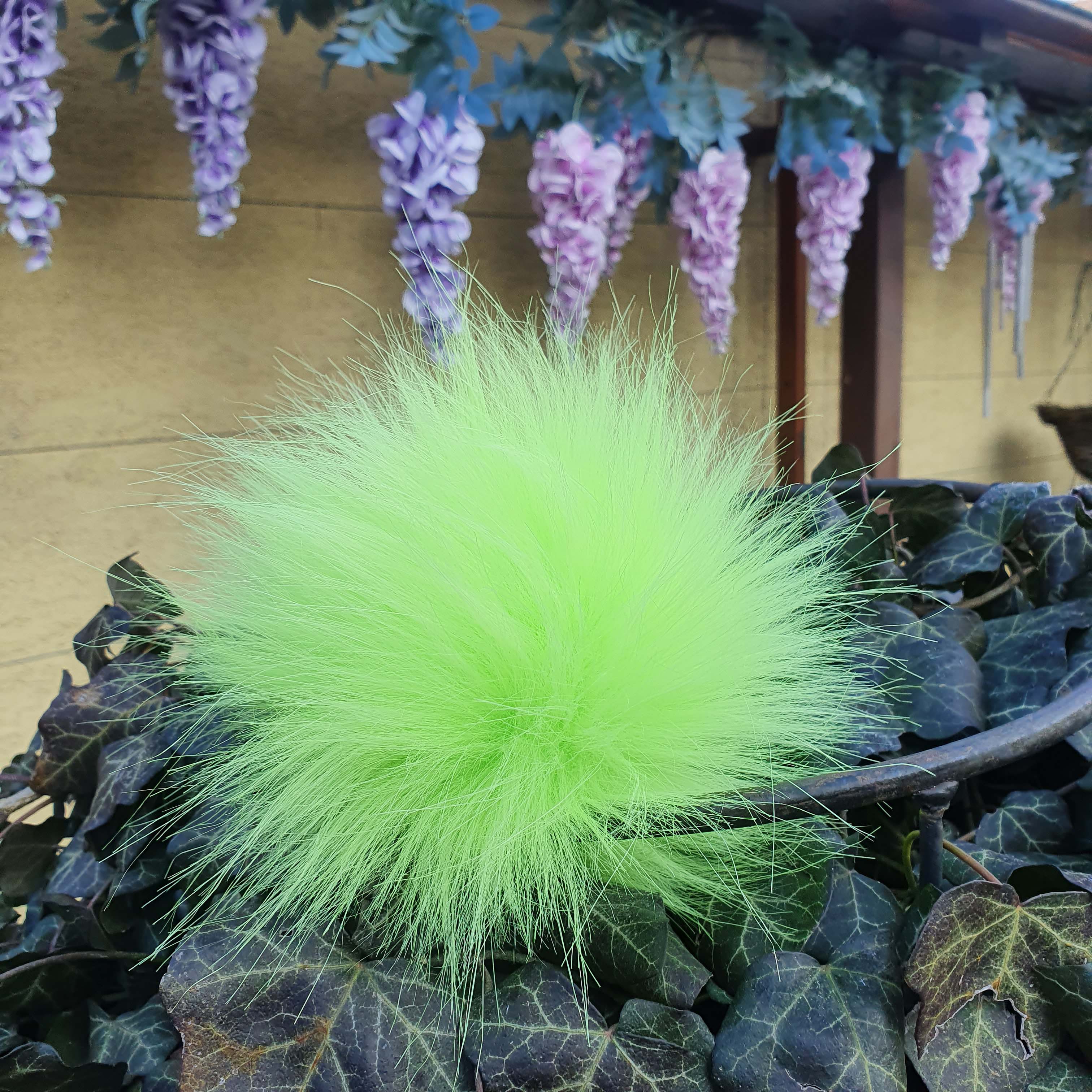 L Veľký cca 18 cm neon žltozelený brmbolec na čiapku z umelej kožušiny