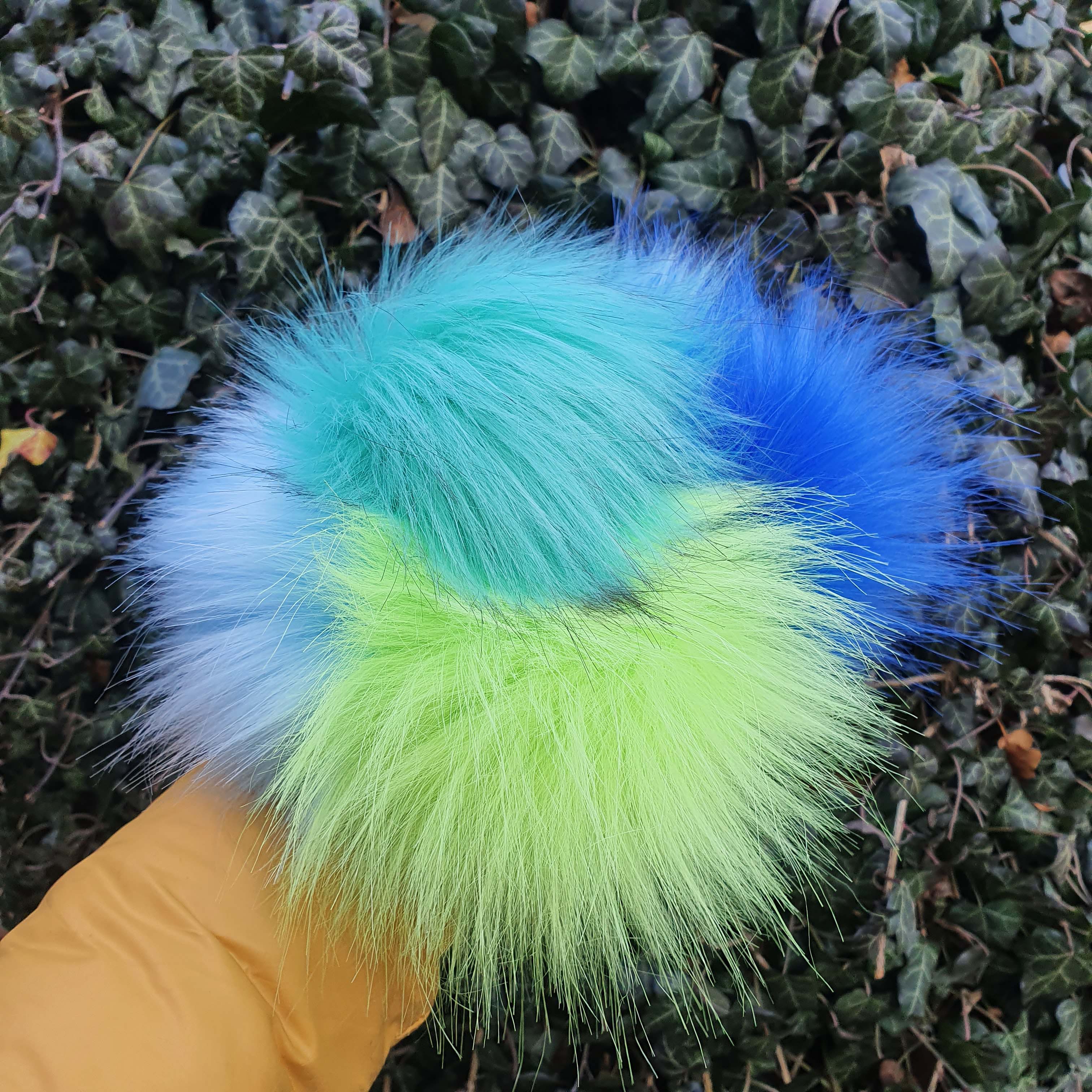 L Veľký cca 18 cm neon žltozelený brmbolec na čiapku z umelej kožušiny